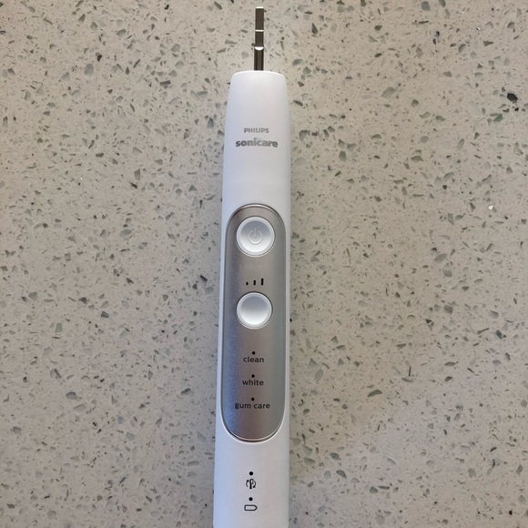 Bàn chải điện Philips Sonicare 7000 có 3 chế độ chải